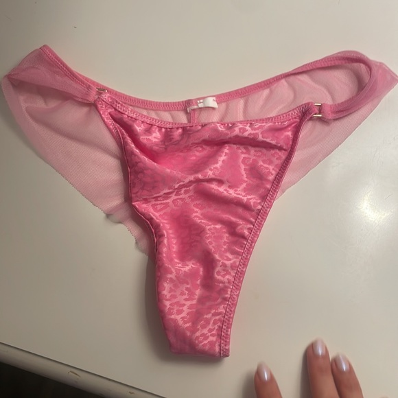 Pink satin and mesh set. - Picture 5 of 5